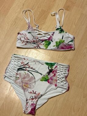 Tinibikini floral reversable White Size Large
